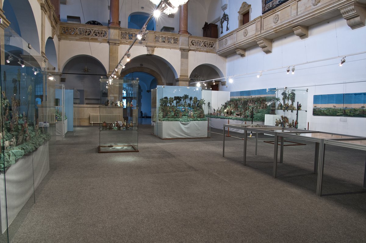 Зал Северочешского музея с выставкой вертепов