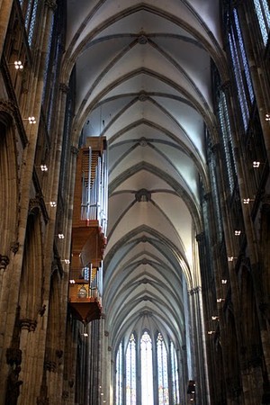Неф Кёльнского собора внутри