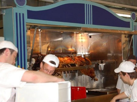 Помимо выпить на Октоберфесте хватает и закусить