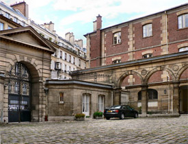 Внутренний двор монастыря Дешо, место несостоявшейся дуэли д'Артаньяна и Атоса