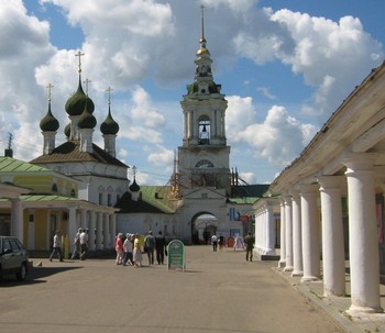 Кострома. Церковь Спаса и торговые ряды