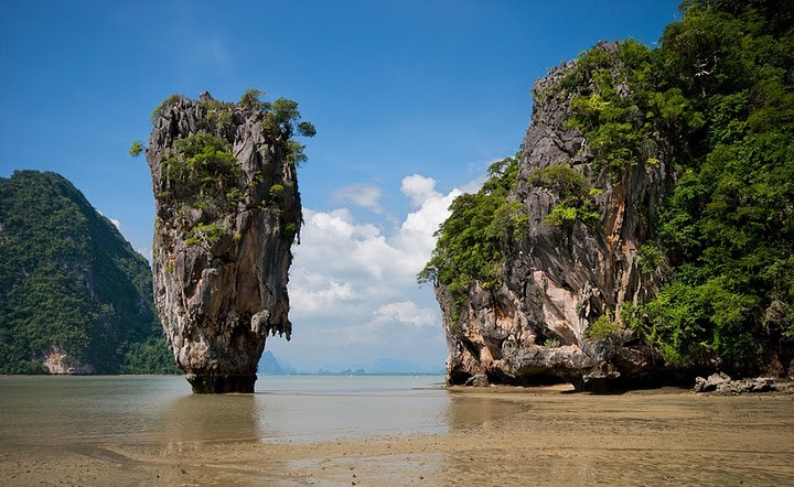 Плавающая на воде скала в национальном парке Phang-Nga