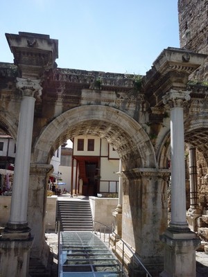 Триумфальная арка в поселок Кадрие