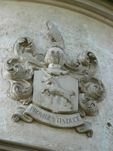 Герб на замке Нарышкиных-Шуваловых