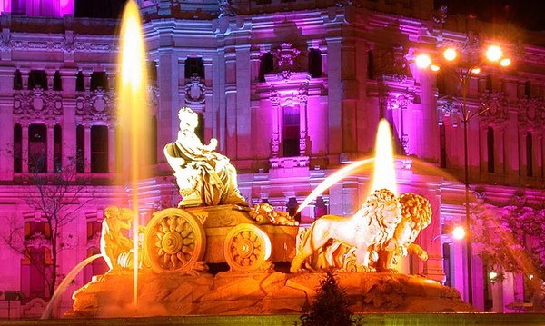 Фонтан-статуя в центре площади Сибелес