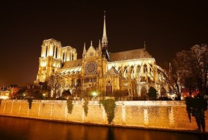 Нотр-Дам-де-Пари -- жемчужина и эталон французской готики