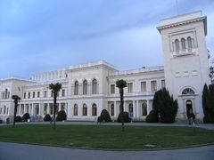 Ливадийский дворец -- главная достопримечательность Ялты