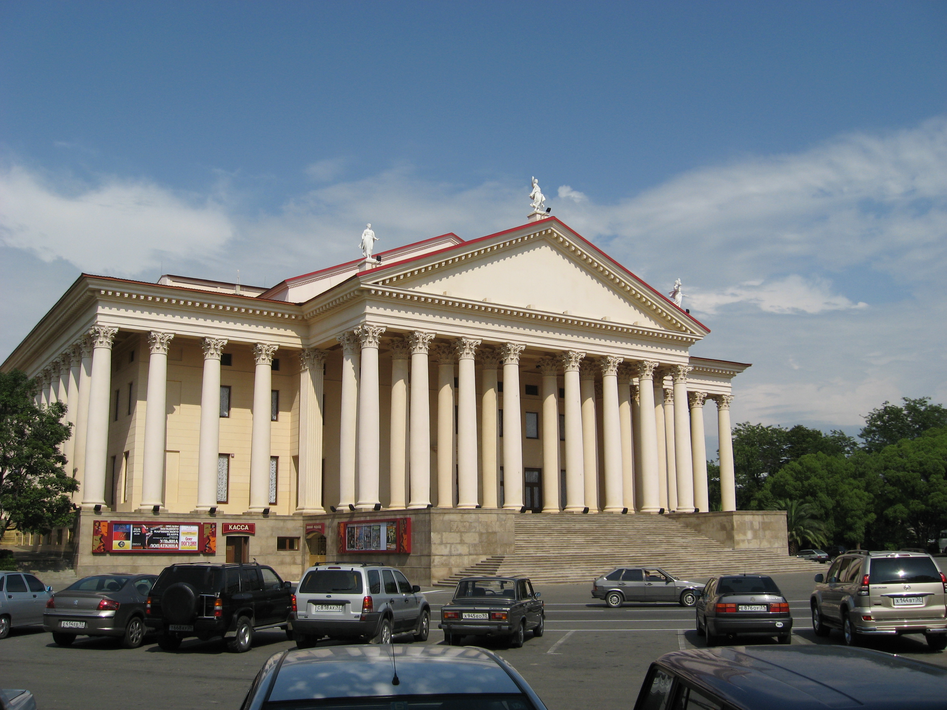 Фото достопримечательностей Кавказа и Черноморского побережья: Зимний театр Сочи