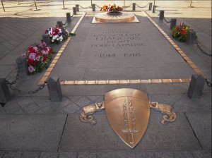 Памятный знак возле арки (Париж)