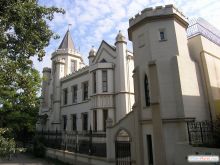 Шахский дворец. Когда-то там жил персидский шах, теперь это главный офис одного из банков