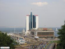 Вид на гостиницу "Одесса" и морской вокзал