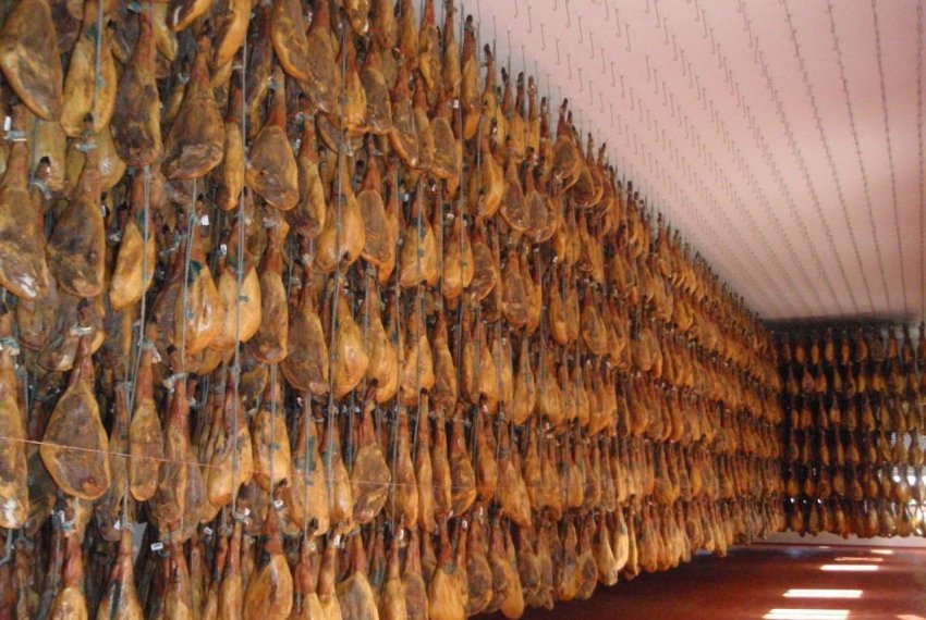 Фото достопримечательностей Испании: Обработанные окорока несколько лет должны выстоять, чтобы превратиться в Хамон