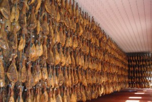 Обработанные окорока несколько лет должны выстоять, чтобы превратиться в Хамон (Испания)