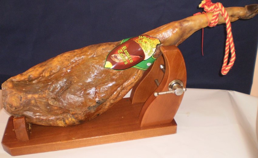 Фото достопримечательностей Испании: В барах и ресторанах хамон закрепляют в хамоньере