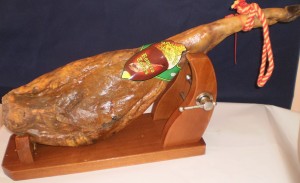 В барах и ресторанах хамон закрепляют в хамоньере (Испания)