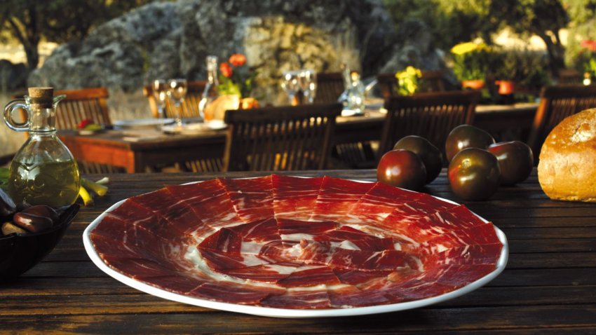 Фото достопримечательностей Испании: Нарезка хамона. Очень вкусный и полезный деликатес