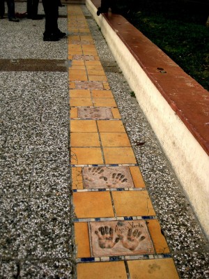 Аллея звезд в Каннах с отпечатками рук известных людей (Города французской Ривьеры)