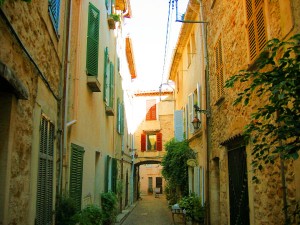 Улица Антибес, одна из знаменитых в Каннах (Города французской Ривьеры)