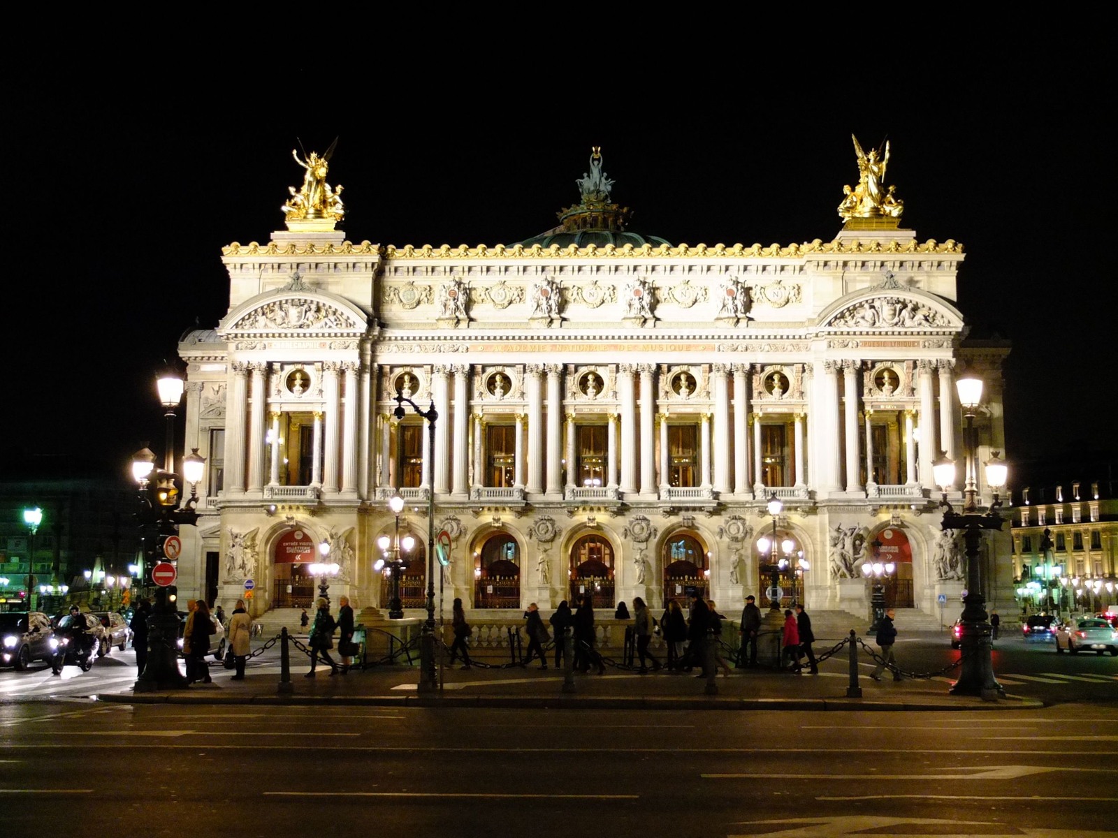 Фото достопримечательностей Парижа: Парижская Опера в ночной подсветке
