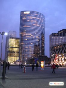 Дефанс. la Défense (Париж)