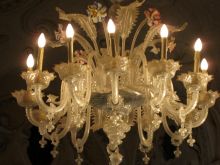 Эта люстра из стекла во дворце Дожей сделала в Мурано (Венеция)