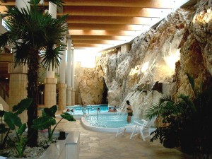 Один из залов Мишкольц-Тапольца. Вода бьет прямо из скалы