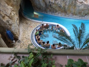 Круглый бассейн, в котором люди принимают водные процедуры (Венгрия)