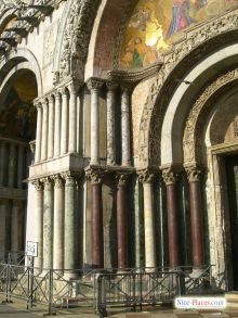 Непохожие колонны - дары венецианских купцов (Венеция)