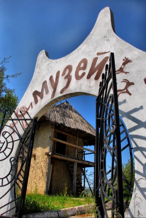Ворота на территорию музея Трипольской культуры (Киев и область)
