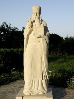 Канев. Скульптура у Успенского собора.  (Киев и область)