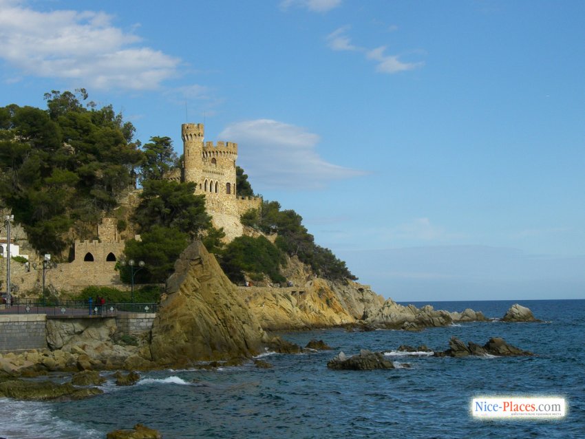 Фото достопримечательностей Коста Бравы: "древний замок" &mdash; символ Ллорета. Построен в 80-х годах 20-го века