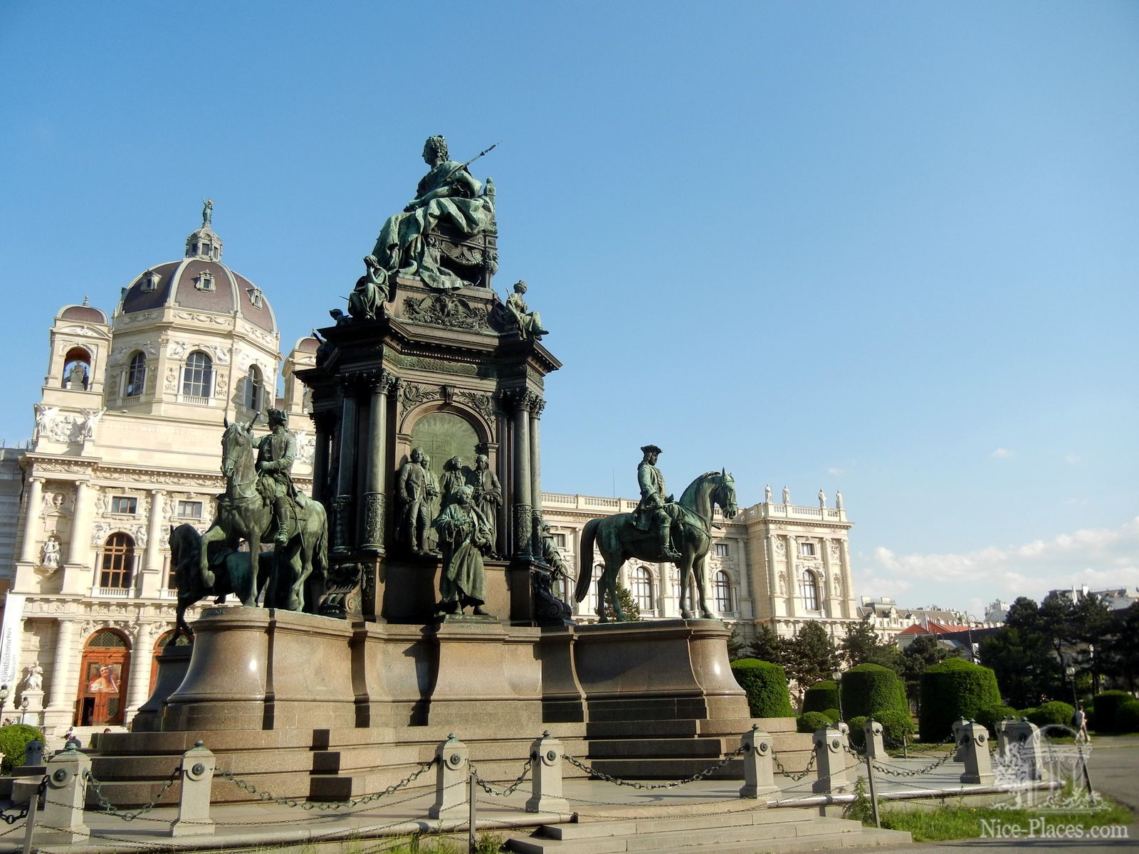 Фото достопримечательностей Вены: Грандиозная скульптурная композиция во главе с Марией Терезией