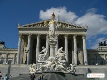 Афина-Паллада возле парламента Австрии (Вена)