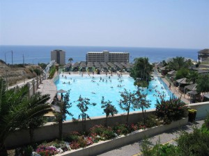 Один из отелей с бассейном на острове Родос (Греция)