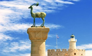 На колоннах установлены бронзовые олени - этот редкий вид обитает только на острове Родос (Греция)