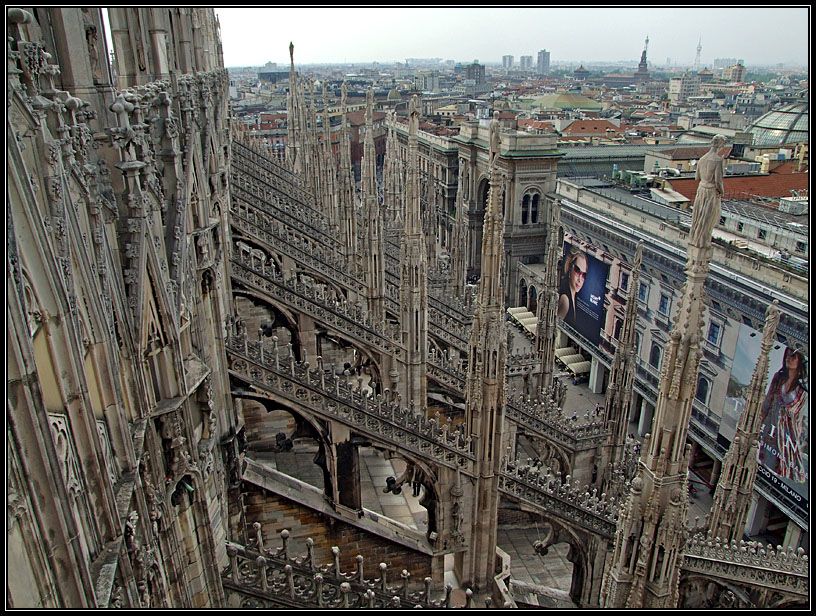 Фото достопримечательностей Милана: Вид на собор со смотровой площадки Дуомо
