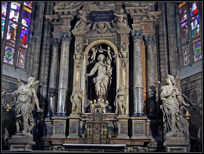 Фото достопримечательностей Милана: Скульптуры внутри Миланского Дуомо