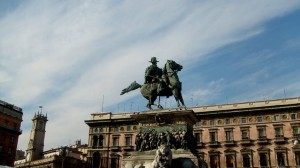 Памятник королю Витторио-Эмануилу II на площади Дуомо (Милан)