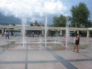 Фонтаны на площади перед часовой башней в Кемере (Турция)