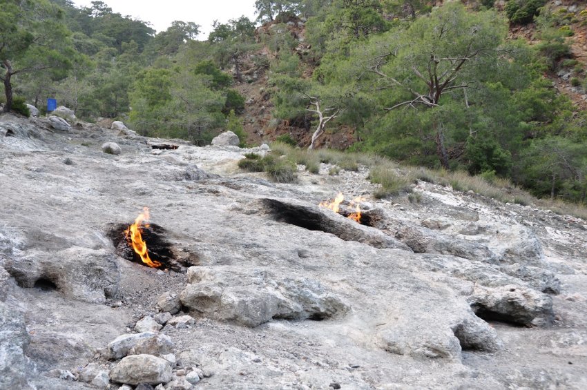Фото достопримечательностей Турции: Горящие камни Янарташ в окрестностях горы Олимпос
