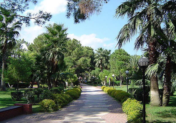 Фото достопримечательностей Турции: Аллея в парке "Лунный свет"