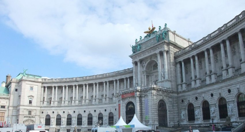 Фото достопримечательностей Вены: Новый Бург &mdash; самая современная часть замка Хофбурга, ее постройки возводились на рубеже XIX-ХХ ст. 