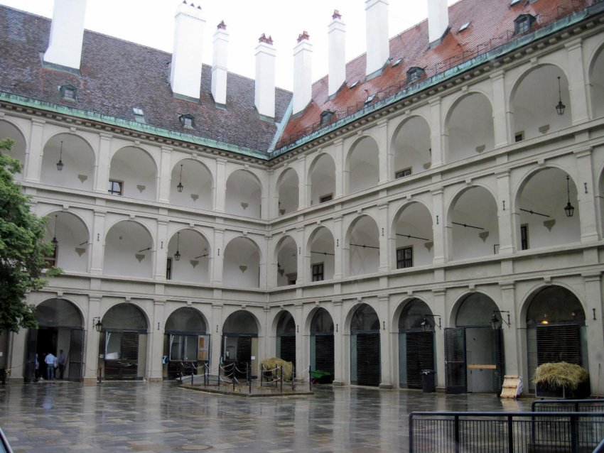 Фото достопримечательностей Вены: Здание для школы верховой езды. На 2 и 3 этажах арочные балкончики для зрителей, первый этаж &mdash; конюшни, во дворе манеж