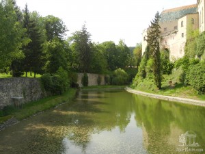 Озеро у подножия замка, раньше здесь был ров с водой (Словакия)
