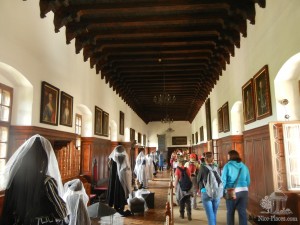 Первый коридор замка. Здесь собраны восковые фигуры знаменитых владельцев Бойницкого замка (Словакия)