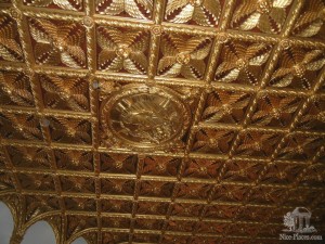 Золотой резблённый потолок Золотого зала (Словакия)