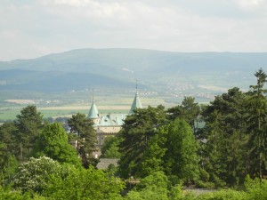 Вид на Бойницкий замок и окрестности из зоопарка (Словакия)