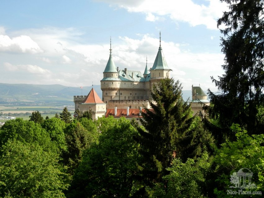 Фото достопримечательностей Словакии: Вид на Бойницкий замок со смотровой площадки, которая находится на территории зоопарка