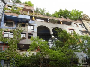Дом Хундертвассера с каждым годом все более зарастает плющом и деревьями (Вена)