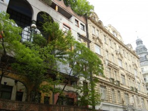 Дом Хундертвассера. Рядом обычный дом (Вена)